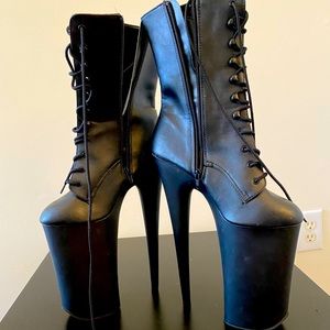 Black size 9(W) Pleasers
